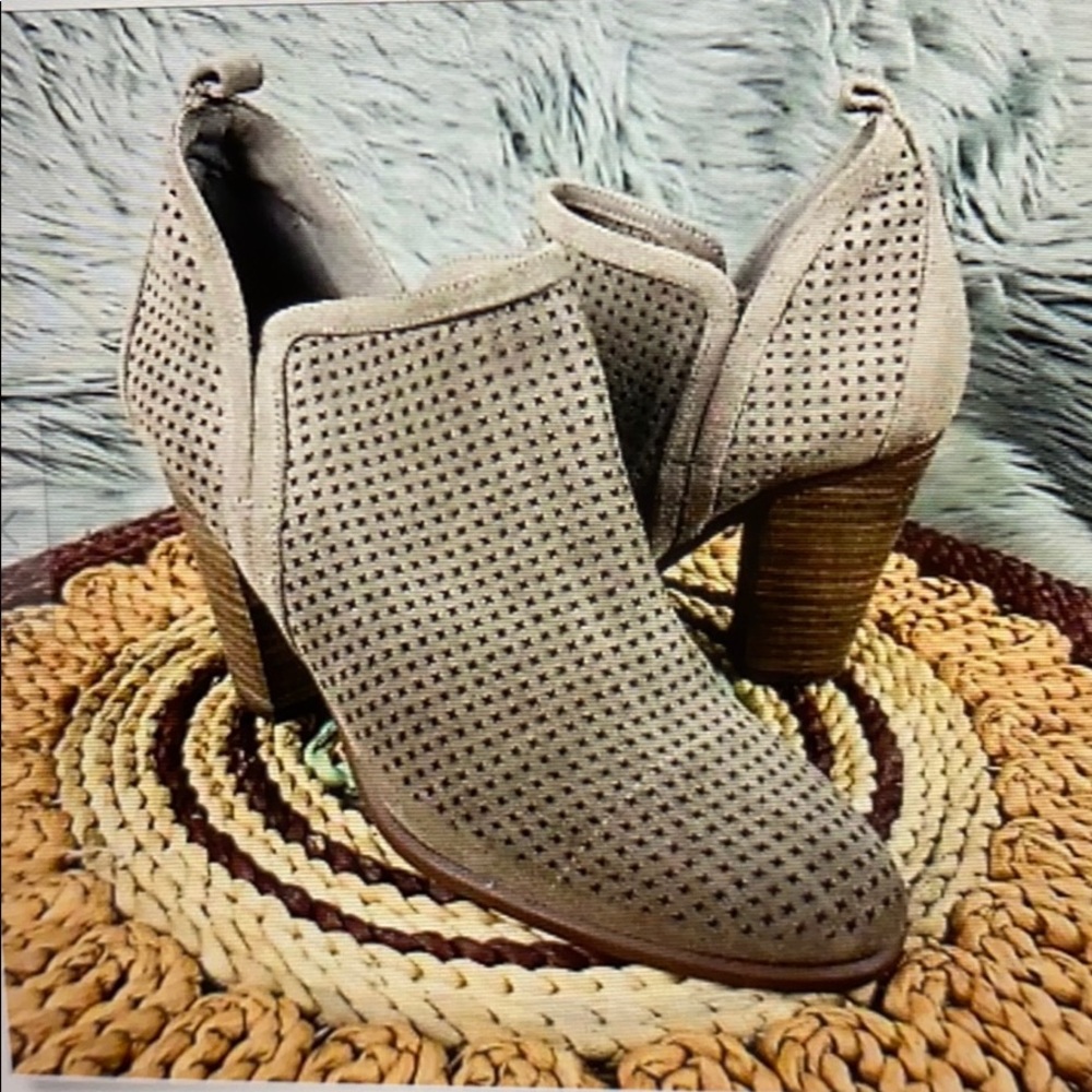 Vince Camuto Sz 8 M Fyarino Taupe booties